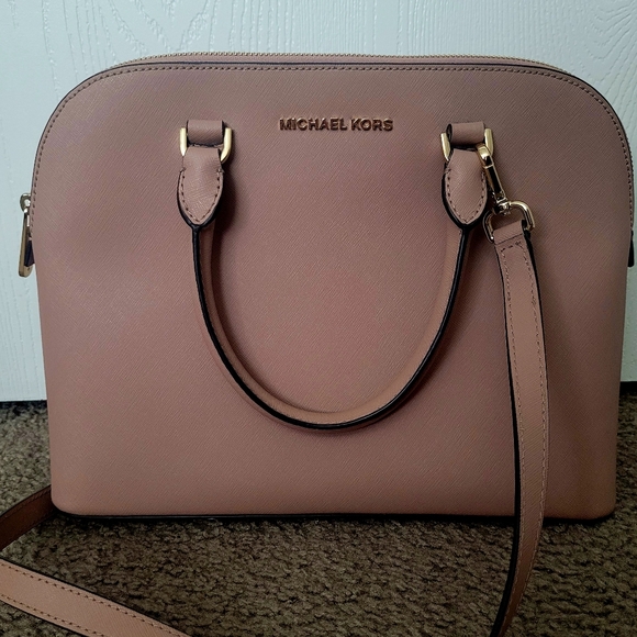 Michael Kors Handbags - 🚨LAST CHANCE🚨LIKE NEW 💖Michael Kors Large Dome Cindy Satchel Bag💖